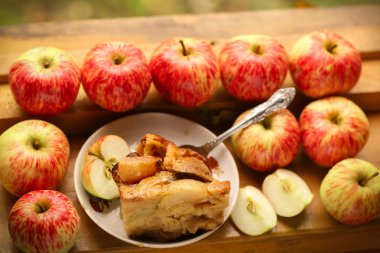 çiğ elma ülke tarzı s arasında taze pişmiş elmalı turta parçaları