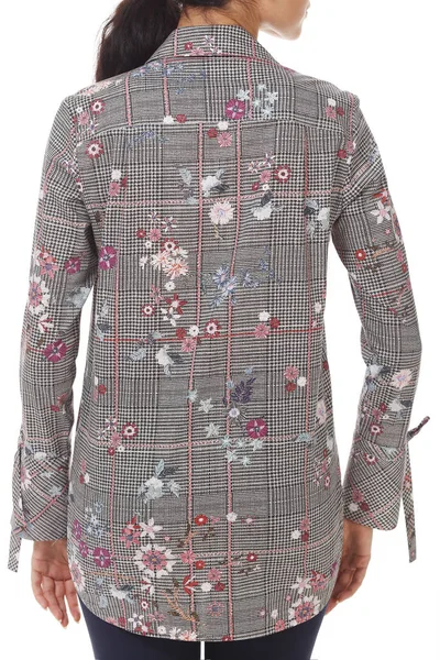 Offizielle langärmelige Bluse mit Blumenmuster auf Modell in Nahaufnahme — Stockfoto