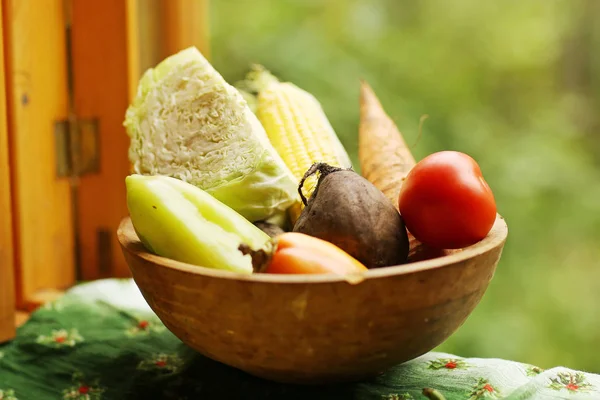 Bahçeden taze sebze - havuç, lahana, mısır, kırmızı biber, pancar — Stok fotoğraf