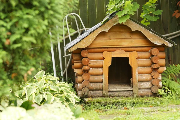 Beatuful formal garden landscape with log dog house — Stock Photo, Image