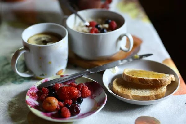 Breakfast still life with oatmeal, seasonal berries, roasted toa — Stock Photo, Image