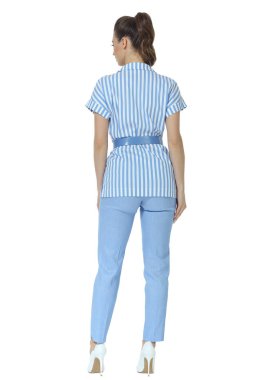 İş kadını yöneticisi kısa kollu resmi yaz pozu veriyor. 