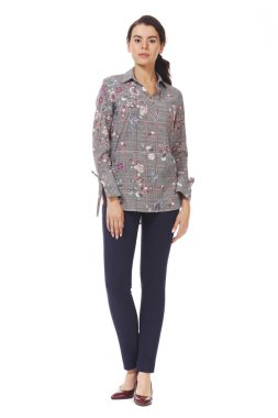 Resmî çiçek baskılı Hintli iş kadını