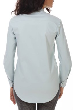 Kafkasyalı genç bir iş kadını yöneticisi resmi mavi pozlar veriyor.