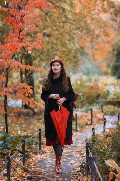 Romantic fall outdoor retro vintage portrait of woman in hat and — Stock Photo, Image