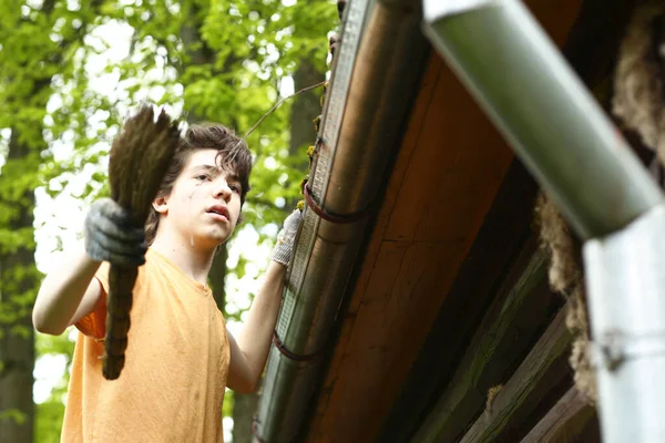 Close Photo Teenager Boy Cleaning Roof Old Leafs — Stock Photo, Image