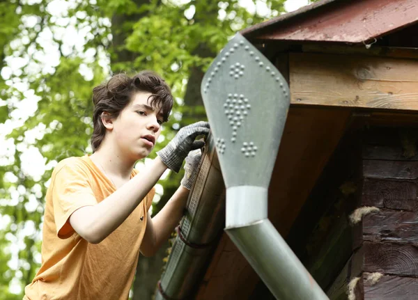 Close Photo Teenager Boy Cleaning Roof Old Leafs — Stock Photo, Image