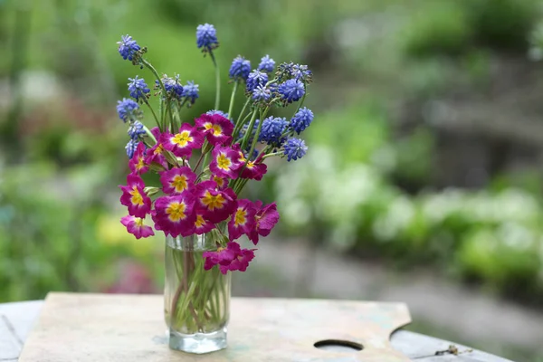 Violet Crimson Blue Flowers Bouquet Closeup Photo Summer Green Background — Stock Photo, Image