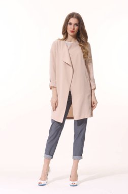 Pembe kot pantolon ve yüksek topuklu ayakkabı giyen iş kadını yönetici. Beyaz üzerinde izole edilmiş vücut uzunluğu. 