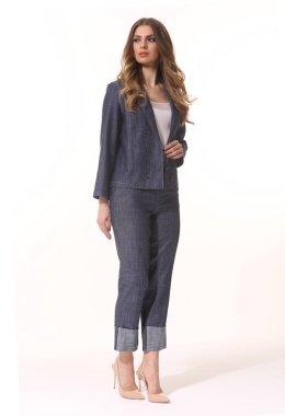 İş kadını yönetici kot pantolon ceket ve pantolon içinde poz tüm vücut uzunluğu beyaz arka manzara izole