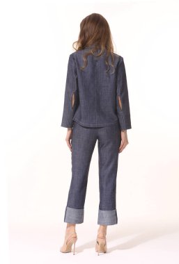 İş kadını yönetici kot pantolon ceket ve pantolon içinde poz tüm vücut uzunluğu beyaz arka manzara izole