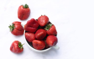 Sağlıklı kahvaltı - kasedeki çilekler yakın çekim fotoğrafı ve beyaz üzerine izole edilmiş fotokopi alanı
