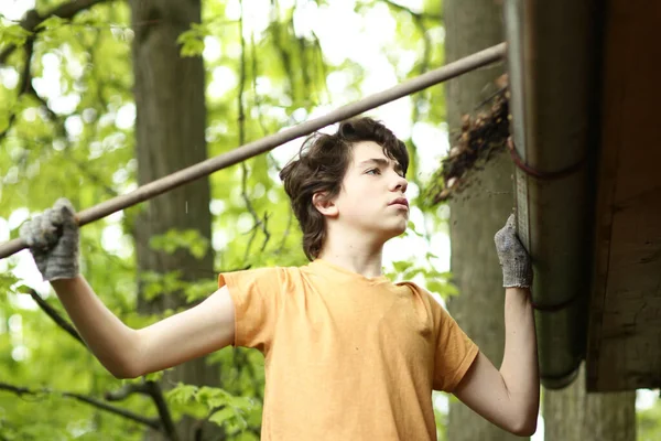 Close Foto Van Tiener Jongen Schoonmaken Dak Van Oude Bladeren — Stockfoto