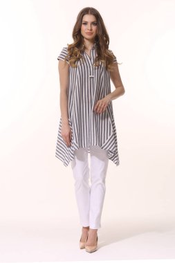 Beyaz pantolon ve çizgili bluzla poz veren iş kadını yönetici. Beyaz üzerinde izole edilmiş uzun bir fotoğraf. 