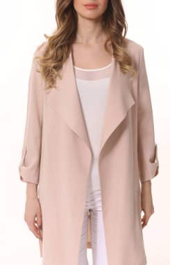 İş kadını yöneticisi pembe ceketli poz veriyor. Yakın plan fotoğraf beyaz üzerine izole edilmiş. 