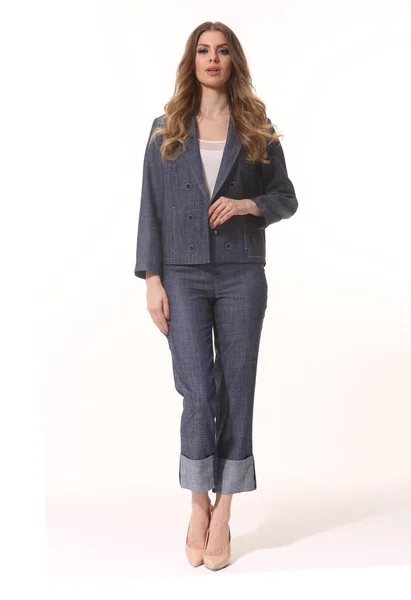 Femme Affaires Exécutive Posant Jeans Denim Costume Veste Pantalon Pleine — Photo