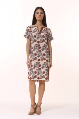 Uzun etekli Hintli kadın yönetici. Yazlık elbise. Vücut uzunluğu bembeyaz.