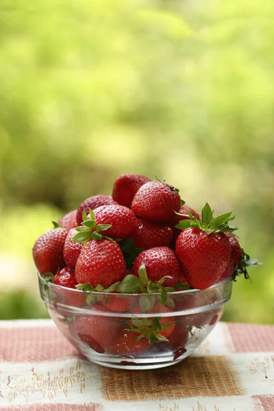 Gezond Ontbijt Aardbeien Kom Close Verticale Foto Met Kopieerruimte Groene — Stockfoto