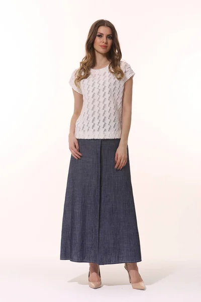 Femme Affaires Exécutive Posant Jeans Denim Jupe Longue Shirt Blanc — Photo
