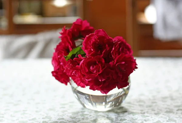 Czerwone Róże Kryształowym Wazonie Białym Stole Zbliżenie Zdjęcie Tle Kuchni — Zdjęcie stockowe