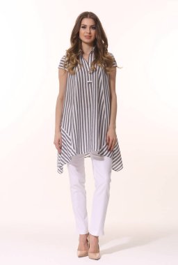 Beyaz pantolon ve çizgili bluzla poz veren iş kadını yönetici. Beyaz üzerinde izole edilmiş uzun bir fotoğraf. 