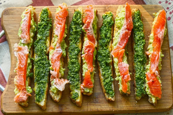 Bruschetta Cocina Italiana Con Pesto Salmón Con Queso Crema Ajo —  Fotos de Stock