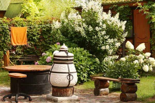 Hermoso jardín formal con comedor, mesa banco tandoor — Foto de Stock