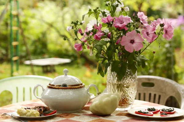 Wieś Outdoor Martwa Natura Tureen Patisson Tłuczone Ziemniaki Pomidory Sosem — Zdjęcie stockowe