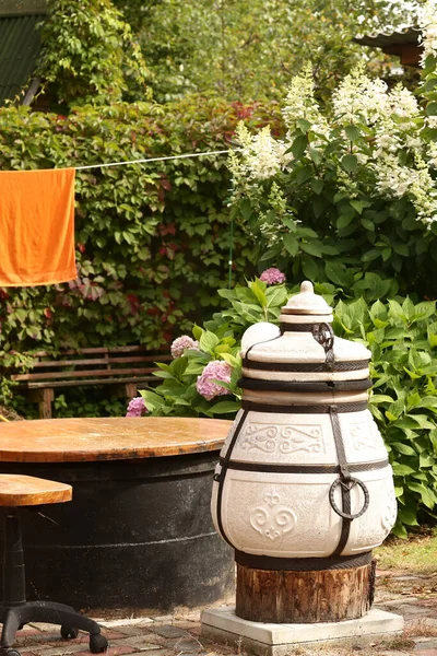 Beautiful Formal Garden Dining Place Table Tandoor Bench White Hydrangea — Stock Photo, Image