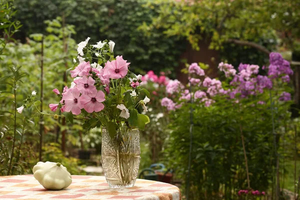 Buquê Flores Rosa Branca Vaso Cristal Perto Foto Fundo Jardim — Fotografia de Stock