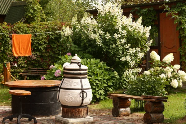 Krásná Formální Zahrada Jídelnou Stůl Tandoor Lavice Bílém Hortenzie Keře — Stock fotografie