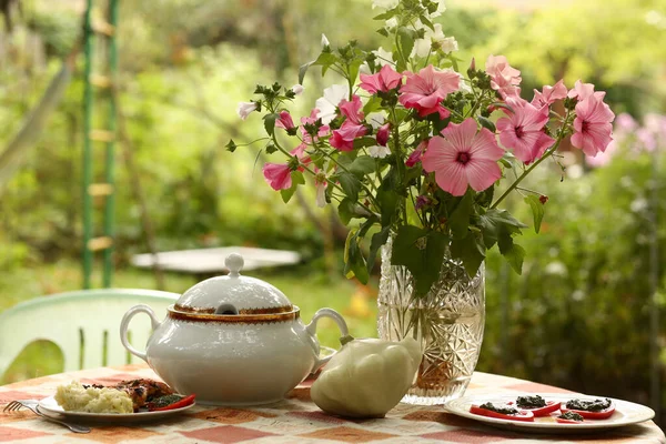 Wieś Outdoor Martwa Natura Tureen Patisson Tłuczone Ziemniaki Pomidory Sosem — Zdjęcie stockowe