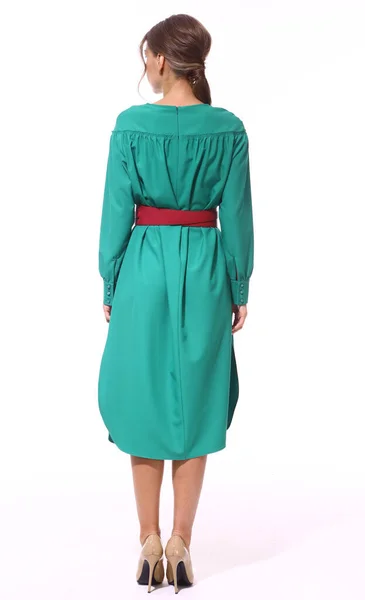 Business lady i officiella formella kläder grön klänning med rött bälte höga klackar skor hela kroppen foto isolerad på vit — Stockfoto