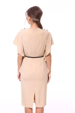 Kemerli resmi bej elbiseli iş kadını yakın plan fotoğrafı beyaz arka planda izole edilmiş.