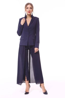 İş kadını resmi kıyafetlerle yürüyor. Takım elbise, yüksek topuklu ayakkabılar.