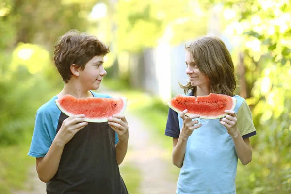 Adolescent Garçons Avec Coupe Melon Eau Gros Plan Photo Sur — Photo