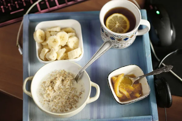 Colazione Sana Vassoio Azzurro Porridge Banana Taglio Marmellata Arancia Limone — Foto Stock