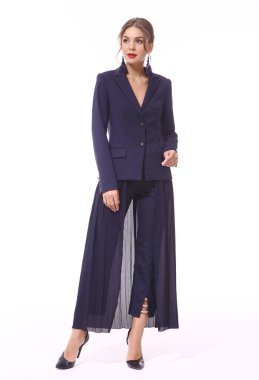 İş kadını resmi kıyafetlerle yürüyor. Takım elbise, yüksek topuklu ayakkabılar.