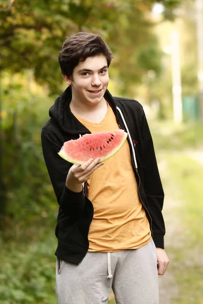 Tonårspojke Med Vatten Melon Skiva Närbild Foto Hösten Bakgrund — Stockfoto