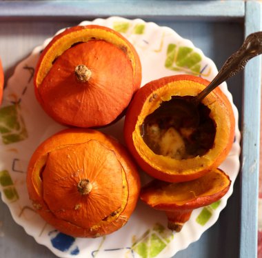 Küçük balkabağı pişmiş ve çiğ hayat cadılar bayramı yakın fotoğraf