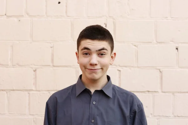 Glücklich Teenager Junge Grimasse Augenzwinkern Nahaufnahme Porträt Auf Weißem Wandhintergrund — Stockfoto
