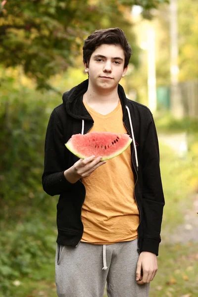 Adolescente Menino Com Fatia Melão Água Fechar Foto Fundo Queda — Fotografia de Stock