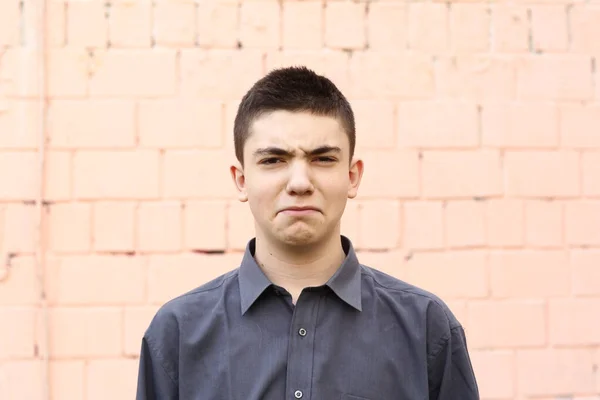 Glücklich Teenager Junge Grimasse Augenzwinkern Nahaufnahme Porträt Auf Weißem Wandhintergrund — Stockfoto