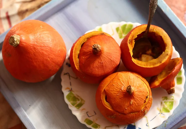 Kis Sütőtök Sült Nyers Csendélet Halloween Közelkép Fotó — Stock Fotó