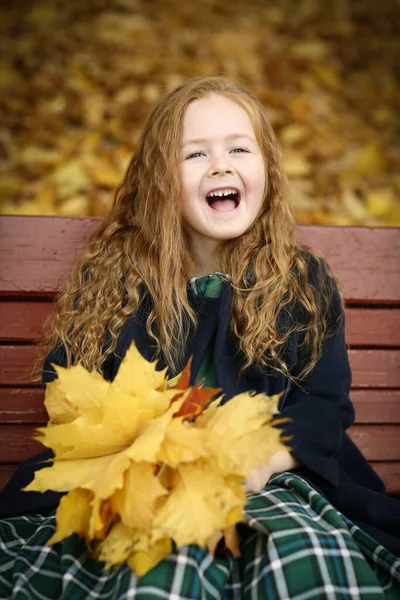 Irlandês Pequena Menina Cabelos Vermelhos Rindo Foto Livre Fundo Paisagem — Fotografia de Stock