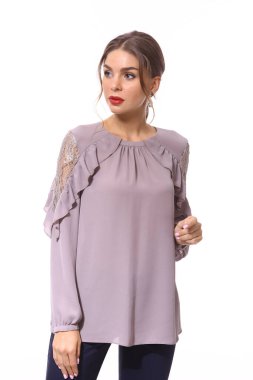 Resmi kıyafet giymiş iş kadını bluzunu giyer, beyaz üzerinde izole edilmiş fotoğrafı kapatır.