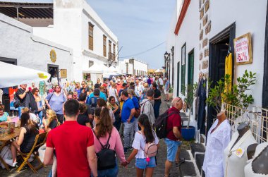 Teguise, Lanzarote, Kanarya Adaları, İspanya - 24 Mart 2019: Teguise kasaba ile geleneksel bir pazarın her Pazar çok sayıda ziyaretçi ve sokakları, mağazaları tam turistlere çekiyor.