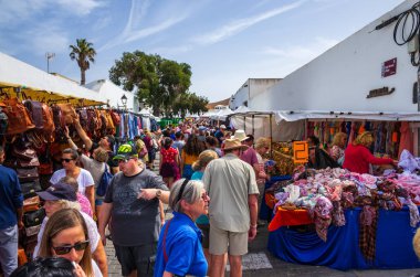 Teguise, Lanzarote, Kanarya Adaları, İspanya - 24 Mart 2019: Teguise kasaba ile geleneksel bir pazarın her Pazar çok sayıda ziyaretçi ve sokakları, mağazaları tam turistlere çekiyor.