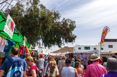 Teguise, Lanzarote, Kanarya Adaları, İspanya - 24 Mart 2019: Teguise kasaba ile geleneksel bir pazarın her Pazar çok sayıda ziyaretçi ve sokakları, mağazaları tam turistlere çekiyor.