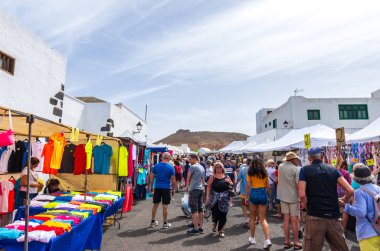 Teguise, Lanzarote, Kanarya Adaları, İspanya - 24 Mart 2019: Teguise kasaba ile geleneksel bir pazarın her Pazar çok sayıda ziyaretçi ve sokakları, mağazaları tam turistlere çekiyor.